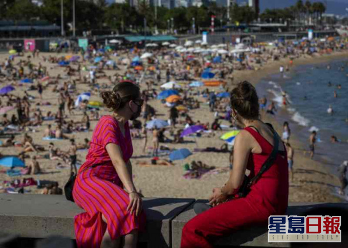 西班牙自逐步重開經濟活動後巴塞疫情即反彈。AP