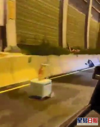 离大妈不远处,放有一架手推车,估计是「通知」驶至的车辆要小心。