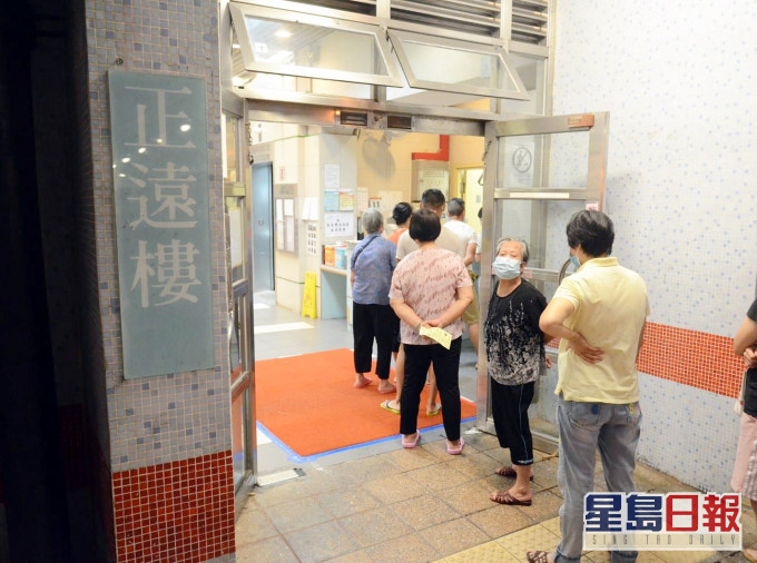正遠樓住戶派發深喉唾液樣本瓶。