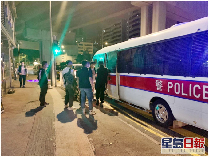 行動中的部分被捕男女。
