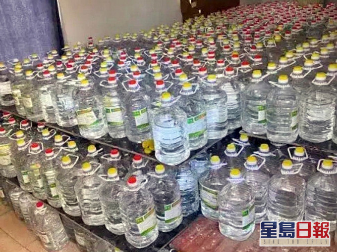 大媽囤積1725桶消毒酒精。網圖