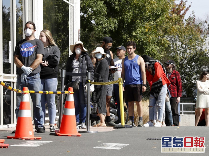 新西蘭周四起放寬部分限制措,民眾仍要保持社交距離和實施衛生措施。AP圖
