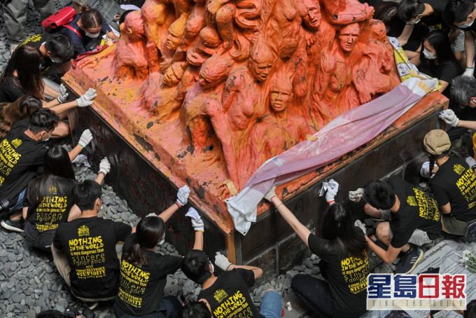 港大學生會清洗國殤之柱悼念六四。