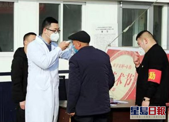 內地加強疫情排查措施,鼓勵發熱患者主動申報。網上圖片