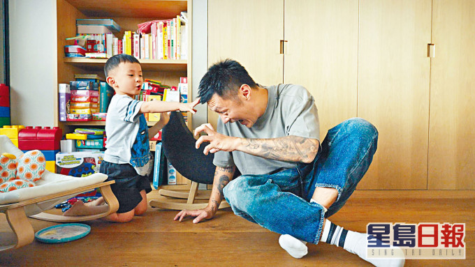 樂仔展現慈父一面，分享與兒子玩樂的片段。