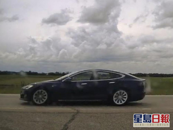 加拿大男子駕駛「Tesla」自動汽車時呼呼入睡。RCMP Twitter
