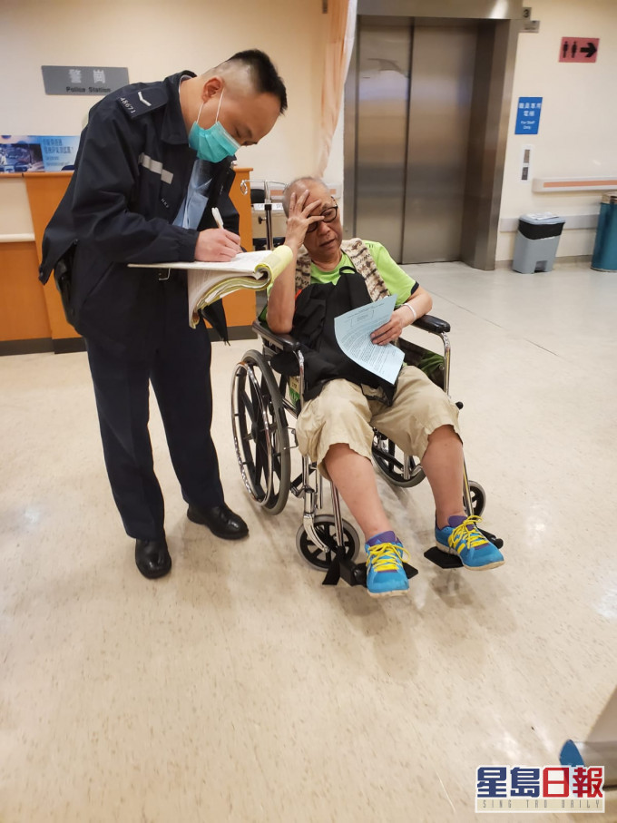 受傷小巴司機向警員講述被劫情況。 梁國峰攝