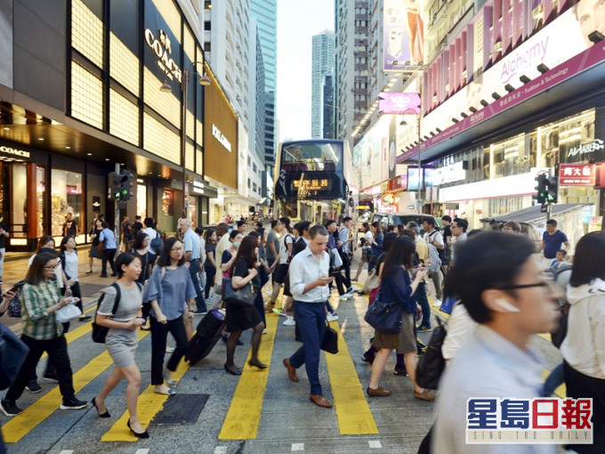 政府宣布向18歲或以上的香港永久性居民發放1萬元。資料圖片