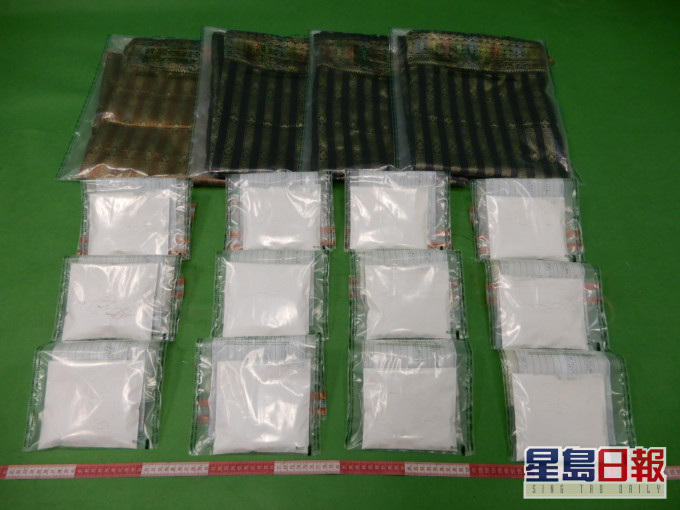 圖示檢獲的懷疑海洛英及用作收藏毒品的布料。政府新聞處圖片