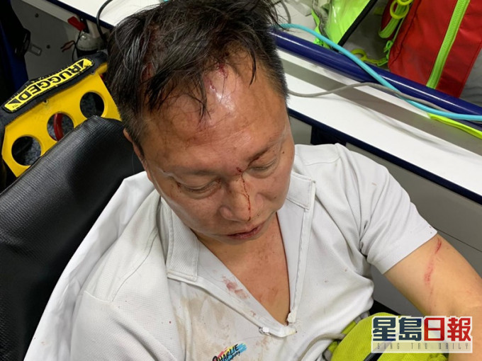 休班警屯門市廣場遭圍毆。網圖