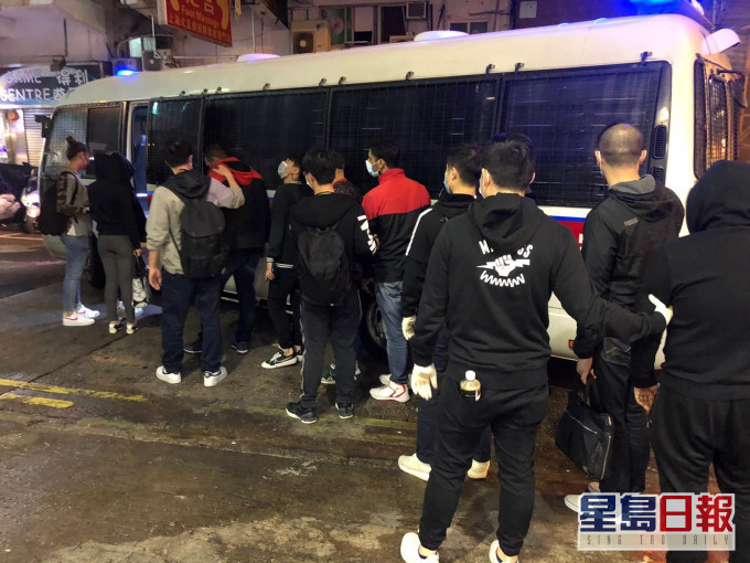 吳松街非法賭檔內多人被捕。警方圖片