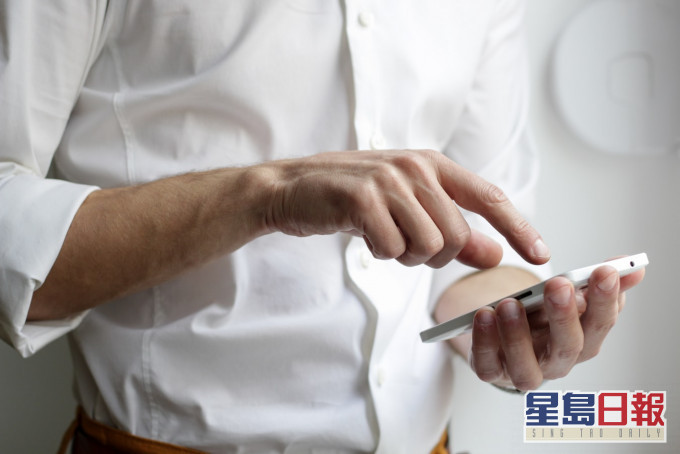 澳门滋扰市民日常生活的不法电话推销行为,包括涉及美容院、楼盘推销等。unsplash示意图片