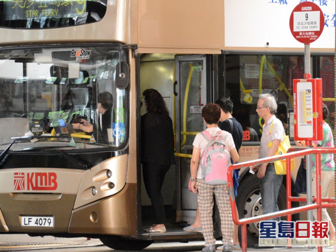 长者两元乘车优惠门槛降至60岁,将于下个财政年度实施,约60万人受惠。 资料图片