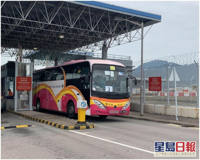 載有返港郵輪乘客的旅遊巴駛離機場。