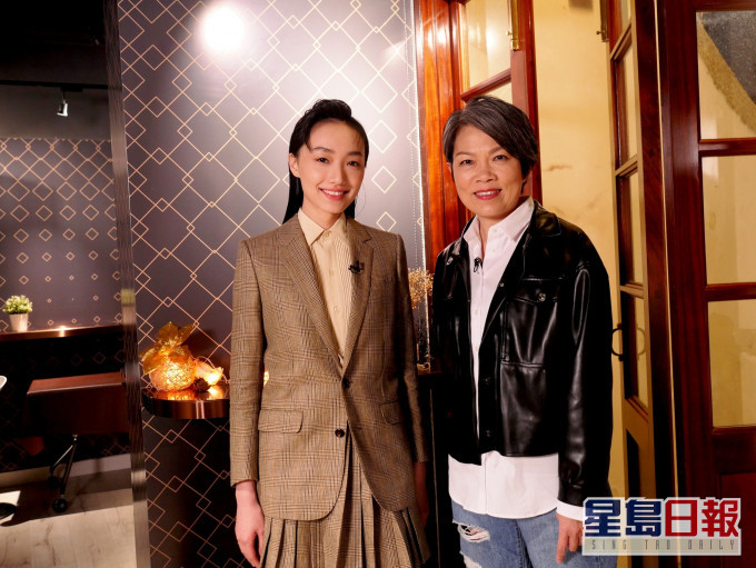 蔡思韵接受《金像女情》主持何嘉丽访问。