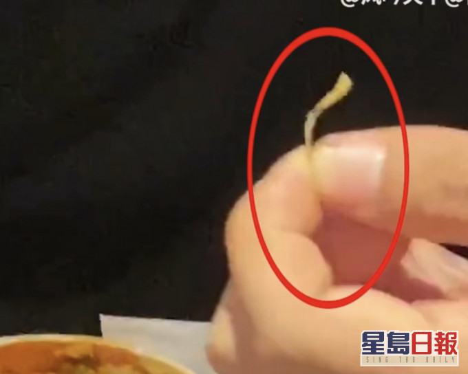郑女士在「乌鸡卷」中,吃出了疑似硬质塑胶片。网图