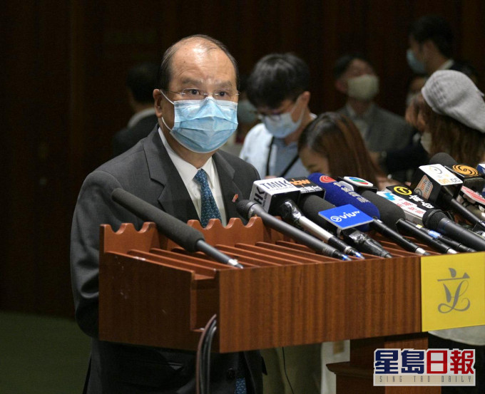 張建宗形容政府在立法會的工作是「風雨飄搖」。
