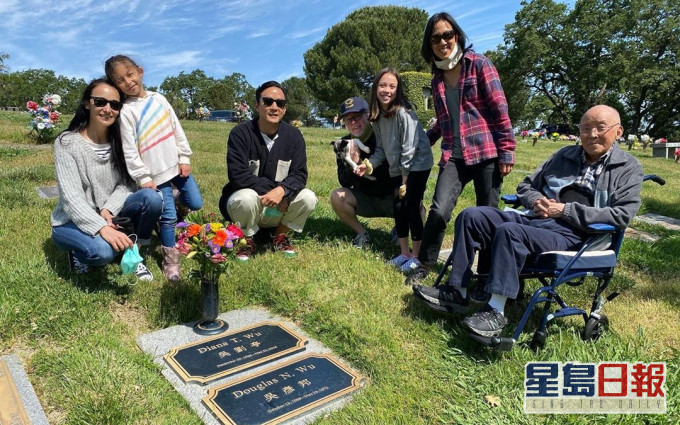 Daniel跟Lisa S.带Raven与吴爸爸等家人一齐拜祭亡母。