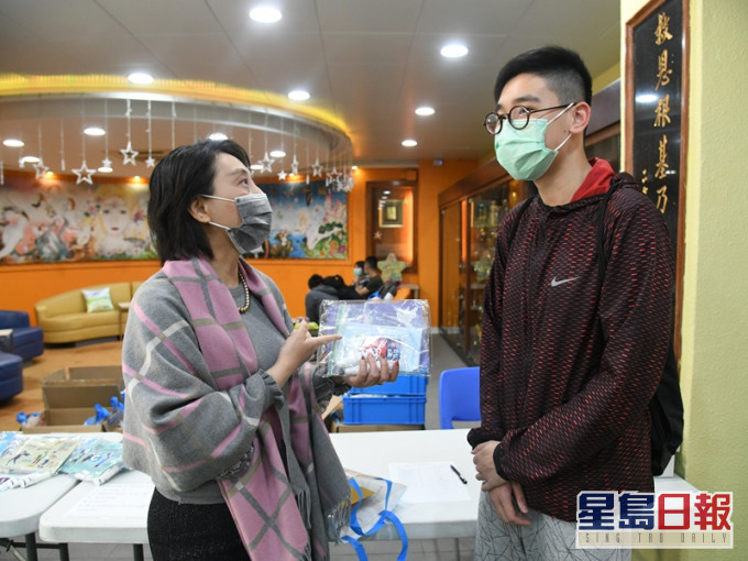 粉岭救恩书院昨向应届文凭试考生派发准考证、口罩及抗疫包。