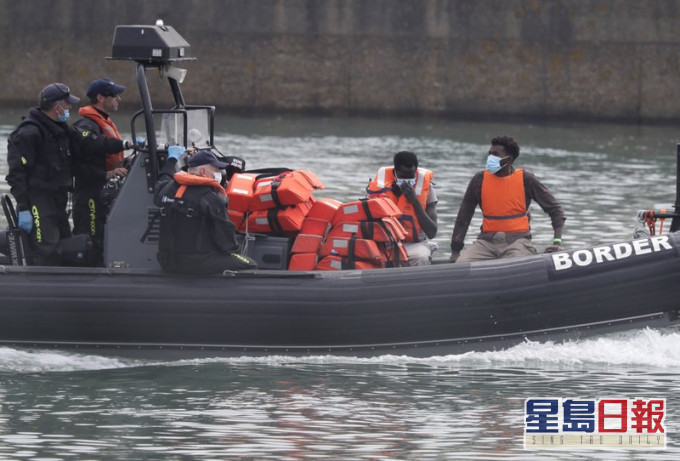 近期有量偷渡者乘船從法國橫渡多佛海峽前往英國。AP