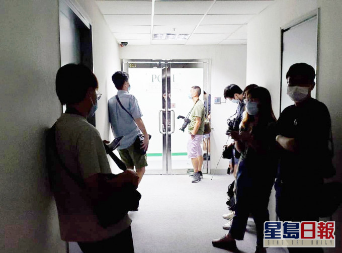 警方搜查香港民研黃竹坑總部。