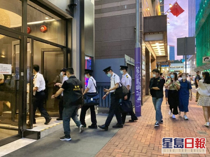 尖沙嘴分區雜項調查隊人員聯同食物環境衞生署人員,昨晚巡查區內食肆及酒吧。警方圖片
