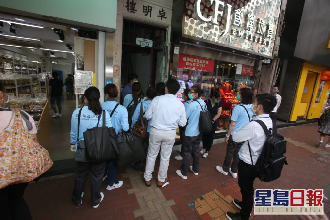政府人员到确诊女童居住大楼消毒及派样本瓶