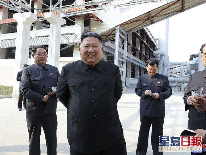 金正恩时隔20天再公开露面出席顺天磷肥工厂的竣工仪式。AP