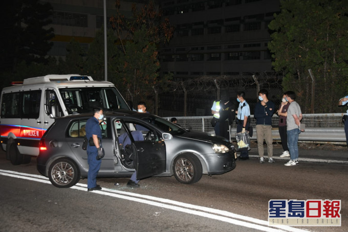 警车撞停涉案私家车。
