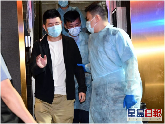 其中1名被捕男子綁有檢疫手帶,需安排送院檢查。