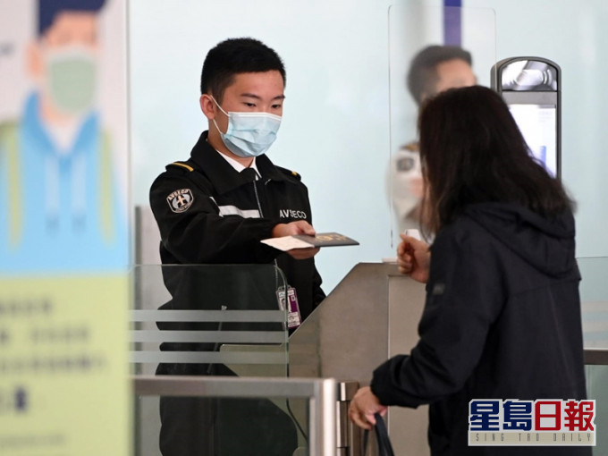入境處表示,已通知航空公司,旅客從海外登機回港,需出示特區護照或身份證。