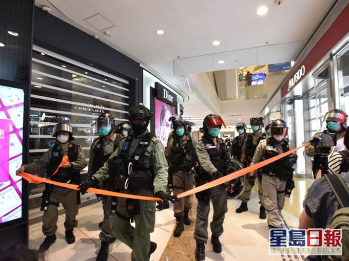 防暴警当晚赶拉起封锁线。资料图片