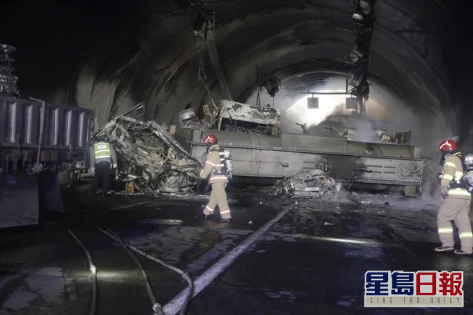 南韓西南部一條高速公路17日發生連環車禍,載硝酸的化學卡車翻覆起火,消防員正在現場滅火。AP