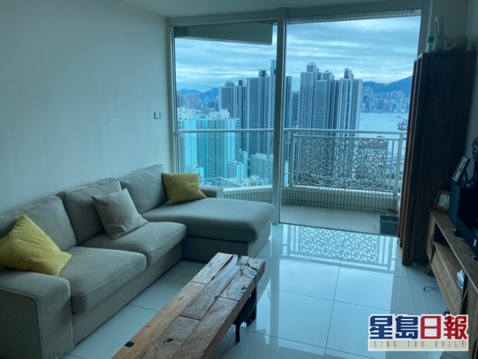 客廳設落地玻璃趟門外連露台,外望開揚海景。