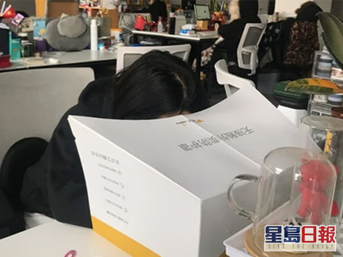 内地一款外卖防护罩人气非常旺盛,获外媒关注,更引来国外网民羡慕。(网图)