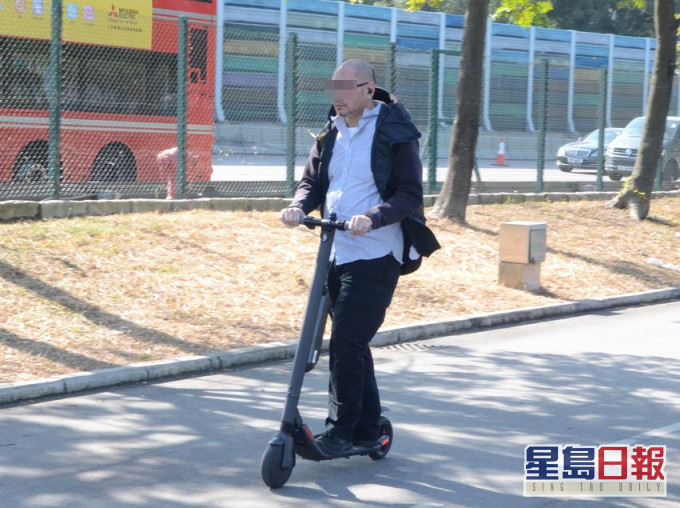 政府擬明年展開修例,放寬對電動滑板車等的規管。資料圖片
