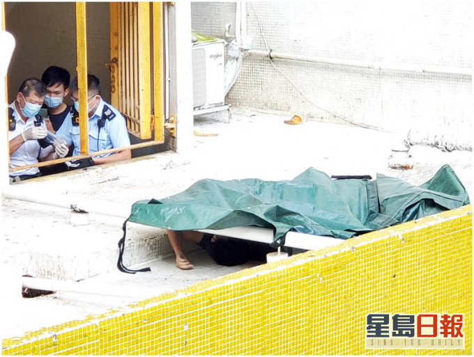 警方以帳篷遮蓋死者遺體。