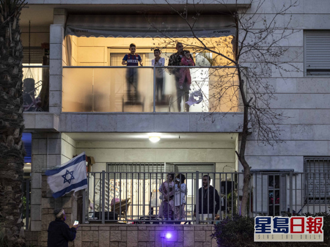 被迫留在家中的以色列民眾仿效歐洲人在露台拍手歡呼，向醫護人員致敬。AP