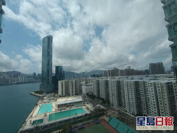 高層單位外望鄰近樓景及維港海景。