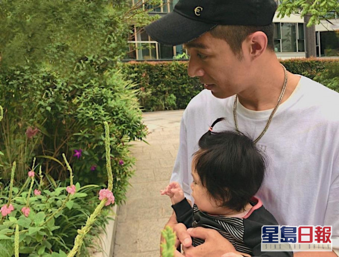 柏豪愛帶女兒Sonya去公園看植物
