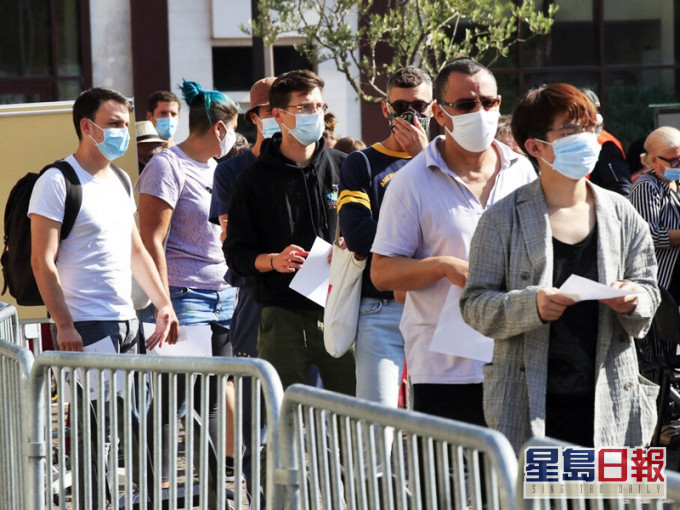 法國的疫情近日進一步反彈，當地政府遂宣布新一輪防疫措施。AP圖片