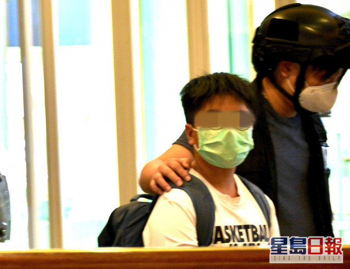 余德寶指,陸同學(白衣男童)已放棄採訪工作。資料圖片