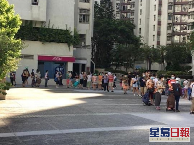 AEON黄埔分店外出现排队人龙。网民Mike Yeung图片