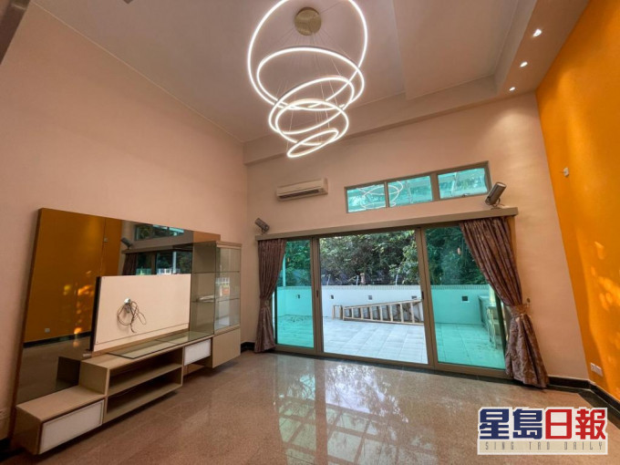 客廳設落地玻璃趟門,外接花園。