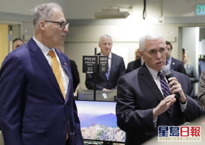 副总统彭斯(右)在华盛顿紧急应变指挥中心视察。AP