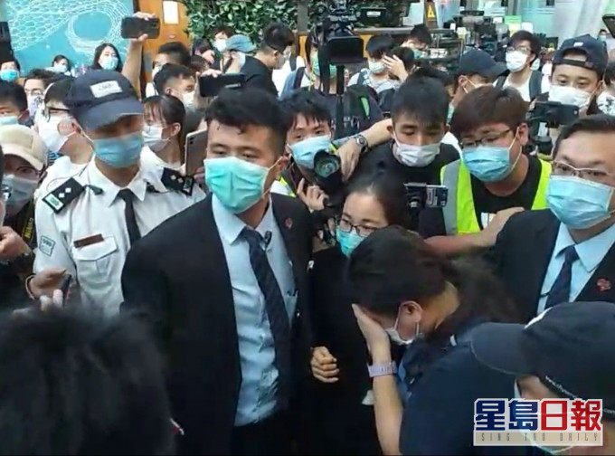 女子(遮臉者)被指在場襲擊記者。區議員林兆彬FB影片截圖
