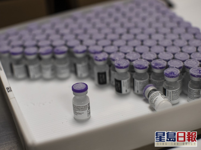 一名驻守隔离酒店的检疫人员于月初接种了首剂辉瑞疫苗,但仍于昨晚确诊。AP图片