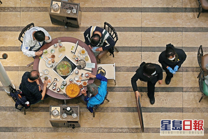 有飲食業員工指,疫情下開工不足,難以符合申請「職津」要求。資料圖片