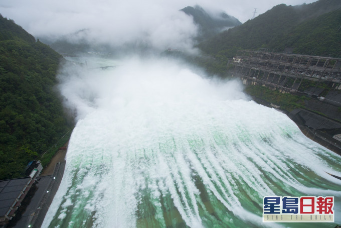 浙江新安江水库首次「9闸齐开」泄洪。 新华社图片