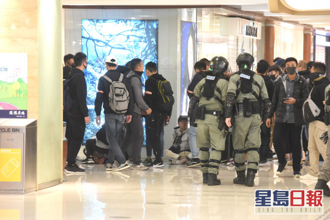 当日示威者与警察在德福广场爆冲突。资料图片